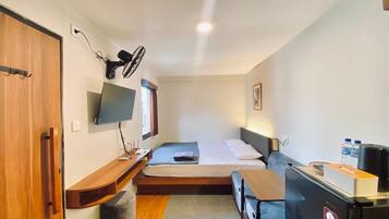 Kahden hengen huone, näköala puutarhaan