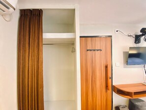 خزانة ملابس