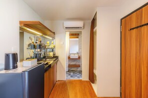 Quarto casal, vista para o jardim | Frigobar (abastecido com itens grátis), escrivaninha