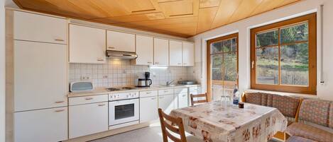 Réfrigérateur, un four, surface de cuisson, lave-vaisselle