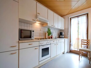 Kjøleskap, ovn, kokeplater og oppvaskmaskin