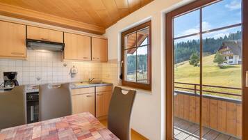 Jääkaappi, uuni, liesi, astianpesukone