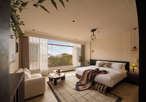 Kahden hengen superior-huone, näköala pihalle | Työpöytä, kannettavalle tietokoneelle sopiva työtila, pimennysverhot