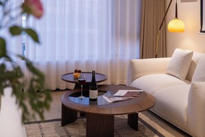 Doppia Signature, vista cortile | Una scrivania, postazione laptop, tende oscuranti, insonorizzazione