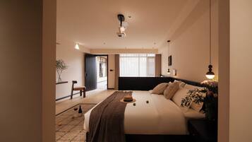 Habitación familiar, vista al patio | Escritorio, espacio para trabajar con laptop y cortinas blackout