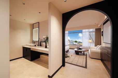 Escritorio, espacio para trabajar con laptop y cortinas blackout