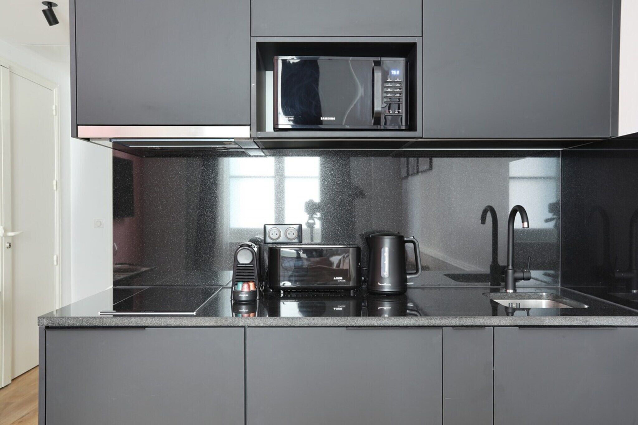 Een koelkast, een microgolfoven, een kookplaat