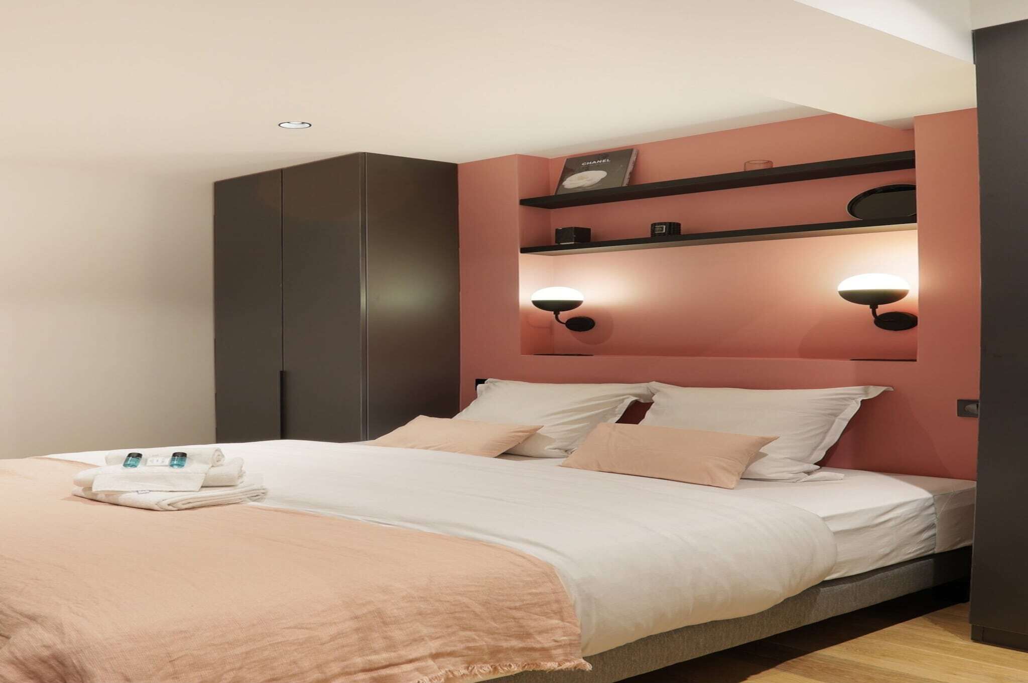 1 slaapkamer, een bureau, een strijkplank/strijkijzer, beddengoed