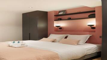 1 slaapkamer, een bureau, een strijkplank/strijkijzer, beddengoed