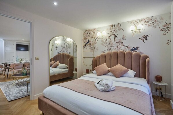 2 bedrooms, desk, iron/ironing board, bed sheets