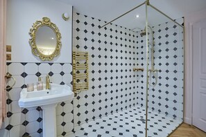 Een douche, een haardroger