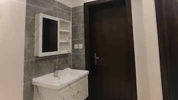 Een douche, een bubbelbad, een bidet, handdoeken