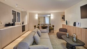 Un salon moderne comprenant un canapé, une table à manger et un coin cuisine.