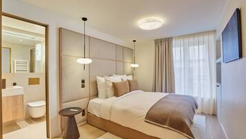 2 habitaciones, tabla de planchar con plancha y ropa de cama