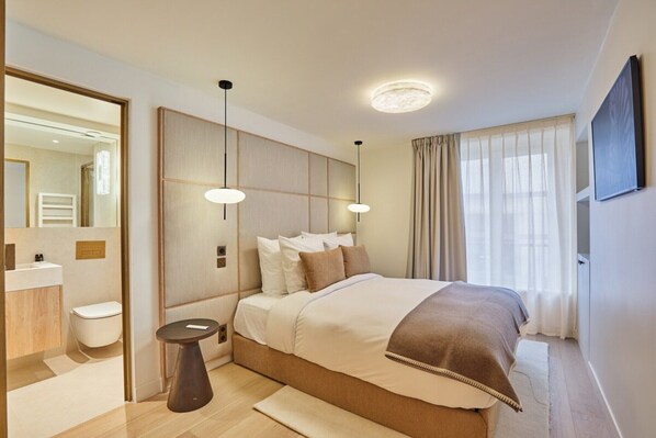 2 habitaciones, tabla de planchar con plancha y ropa de cama 