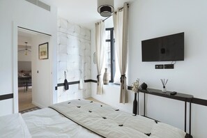 2 habitaciones, escritorio y tabla de planchar con plancha 