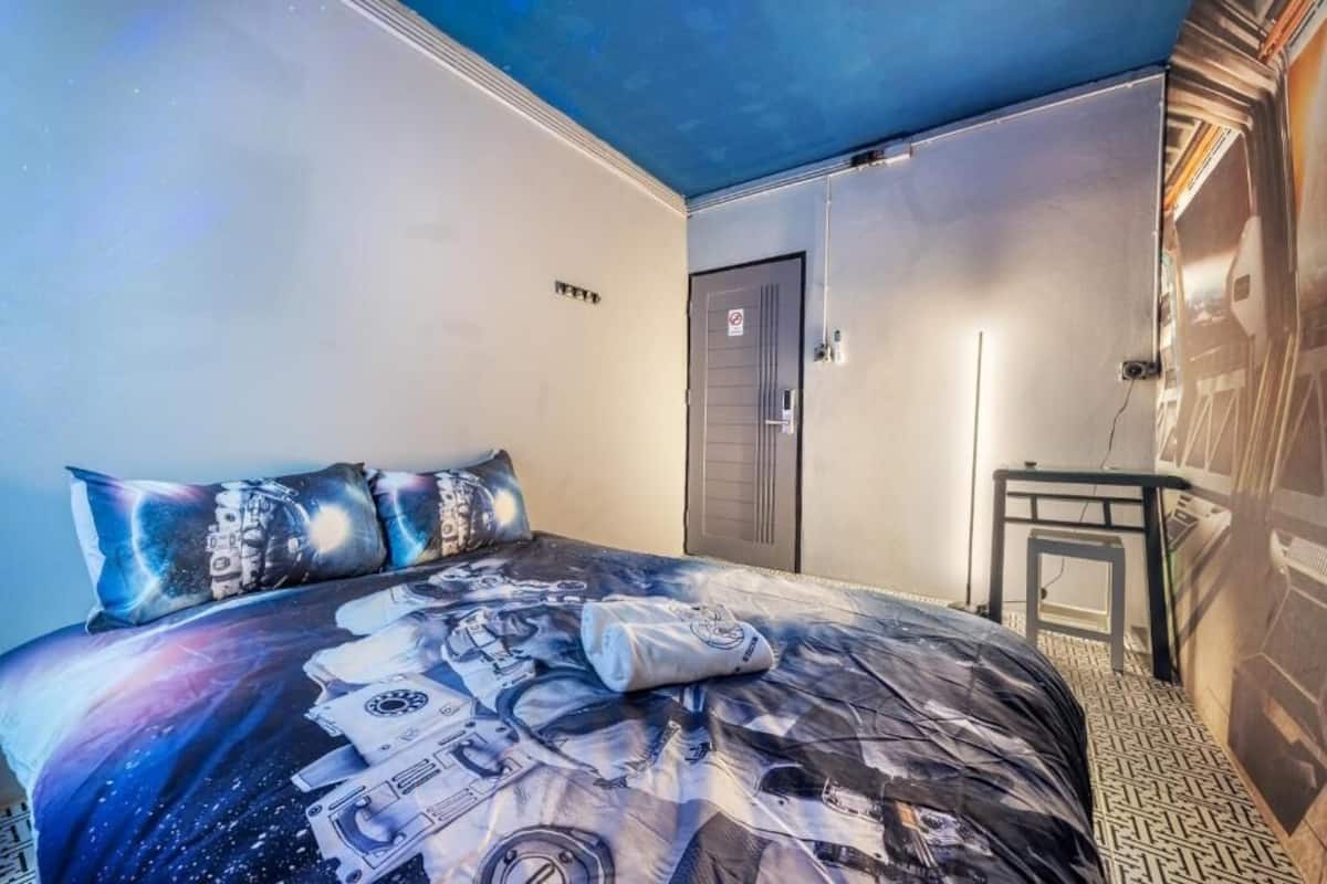 Double Bedroom With Shared Bathroom | Blackout drapes, free WiFi
