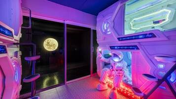 QUADRUPLE ROOM | Verduisterende gordijnen, gratis wifi