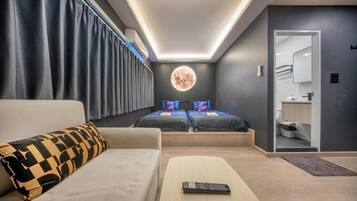 Superior Twin Room With Private Bathroom | Cortinas blackout, Wi-Fi de cortesia