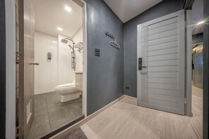 Triple Room With Private Bathroom - Space Station Hostel (Bangkok)