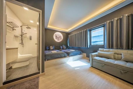 Superior Twin Room With Private Bathroom | 遮光カーテン、WiFi (無料). スペースステーションホステル