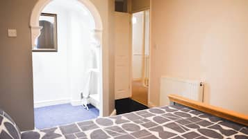 Bügeleisen/Bügelbrett, Internetzugang, Bettwäsche