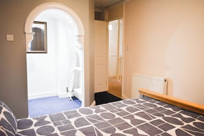 Een strijkplank/strijkijzer, internet, beddengoed