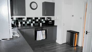 Kühlschrank, Mikrowelle, Herdplatte, Kochgeschirr/Geschirr/Besteck