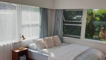 4 bedrooms, iron/ironing board, internet, bed sheets