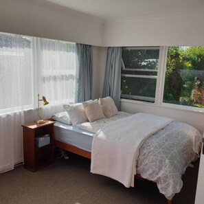 4 عدّة غرف نوم ومكواة/لوح كي وخدمة الإنترنت وملاءات أسرّة