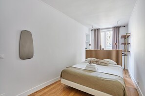 4 chambres, bureau, fer et planche à repasser, draps fournis