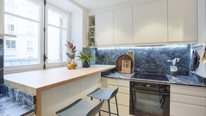 Wasserkocher mit Kaffee-/Teezubehör, Kühlschrank, Mikrowelle, Ofen
