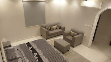 3 bedrooms, iron/ironing board, internet, bed sheets