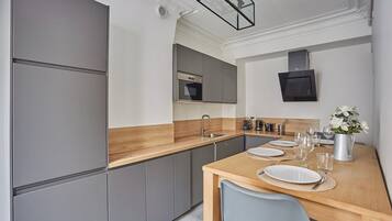 Een koelkast, een microgolfoven, een oven, een kookplaat