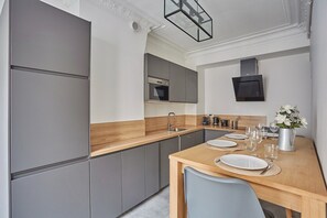 Réfrigérateur, micro-ondes, four, plaque de cuisson