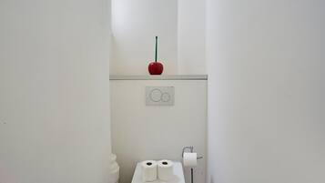 Sèche-cheveux, serviettes fournies