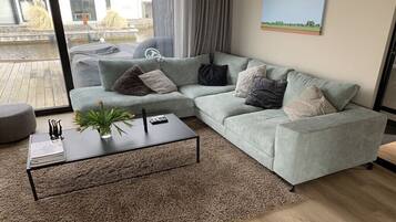 Een smart-tv en een open haard