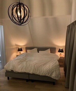 4 slaapkamers, een strijkplank/strijkijzer, gratis wifi, beddengoed