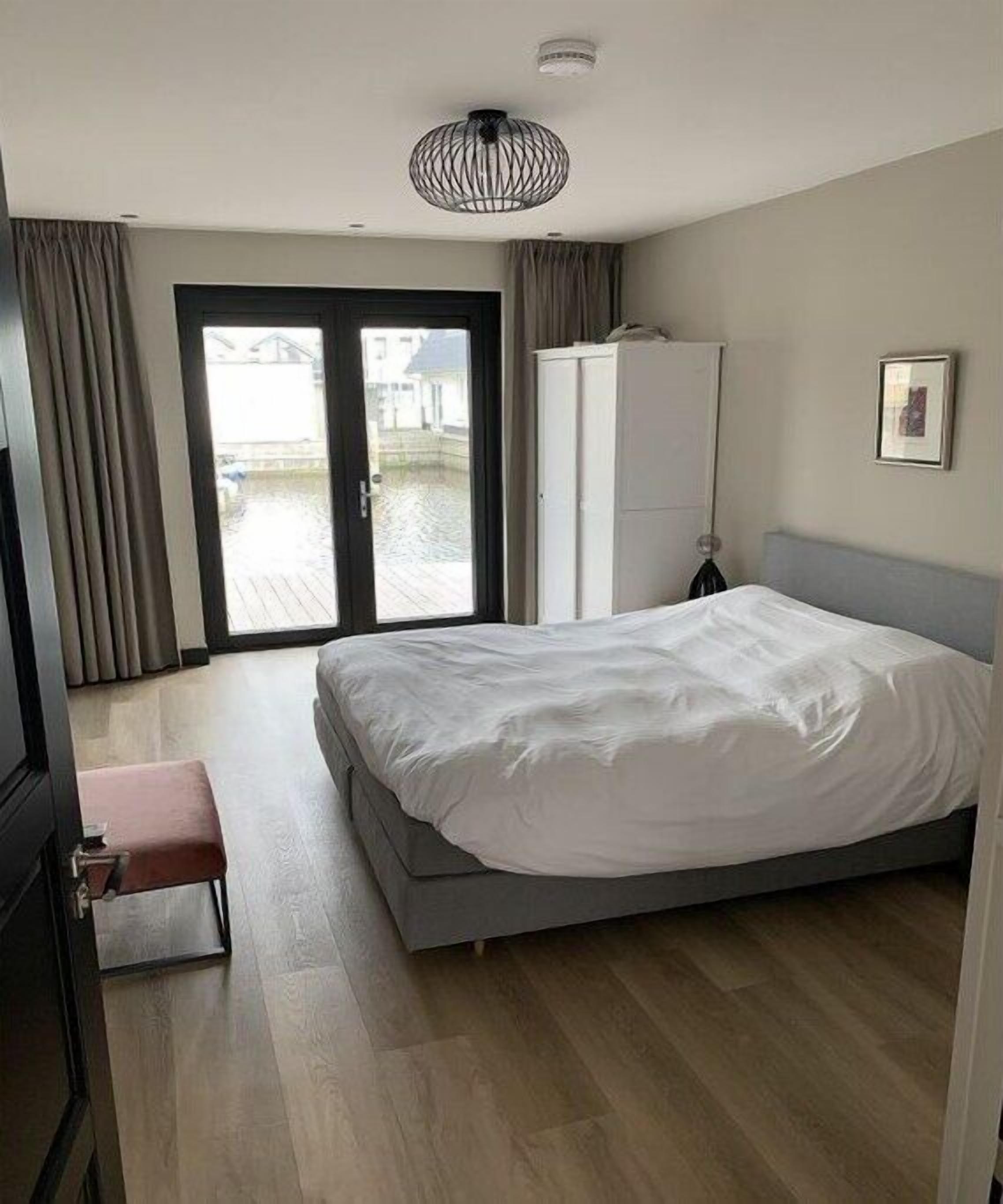 4 slaapkamers, een strijkplank/strijkijzer, gratis wifi, beddengoed