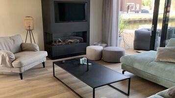 Een smart-tv en een open haard