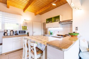 Fridge, microwave, oven, stovetop - Holiday Home in Thale - Neinstedt (Thale - Neinstedt)
