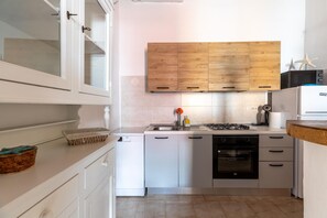 Refrigerador, microondas, parrilla de estufa y cafetera y tetera 