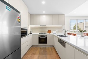 Réfrigérateur, four à micro-ondes, un four, surface de cuisson