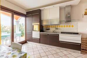 Fridge, oven, stovetop, coffee/tea maker