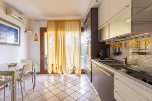 Een koelkast, een oven, een kookplaat, een koffiezetapparaat/waterkoker