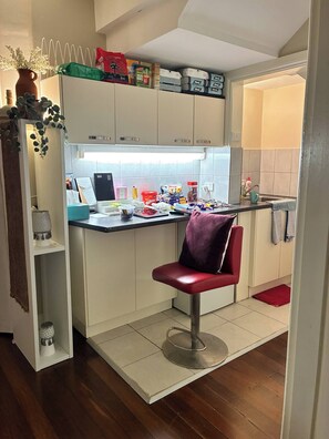 Refrigerador, microondas, horno y cafetera y tetera 