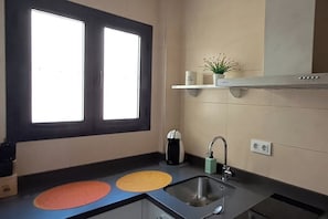 Kühlschrank, Mikrowelle, Herdplatte, Wasserkocher mit Kaffee-/Teezubehör