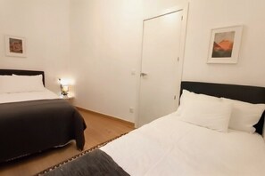 2 عدّة غرف نوم ومكواة/لوح كي وواي فاي مجانًا وملاءات أسرّة