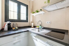 Kühlschrank, Mikrowelle, Herdplatte, Wasserkocher mit Kaffee-/Teezubehör