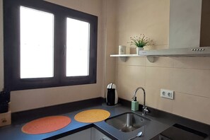 ثلاجة، ميكروويف، موقد طهي مسطح، ماكينة لصنع القهوة/الشاي